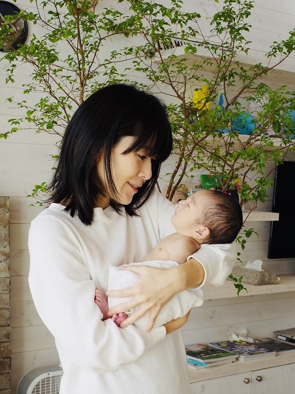 生後1ヵ月。「お母さん」に慣れてきた頃(提供:池田麻里奈さん)
