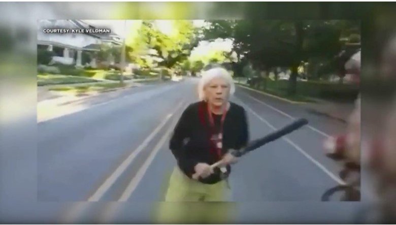 バットを振り回す白人女性 KXMCのHP(kxnet.com)より