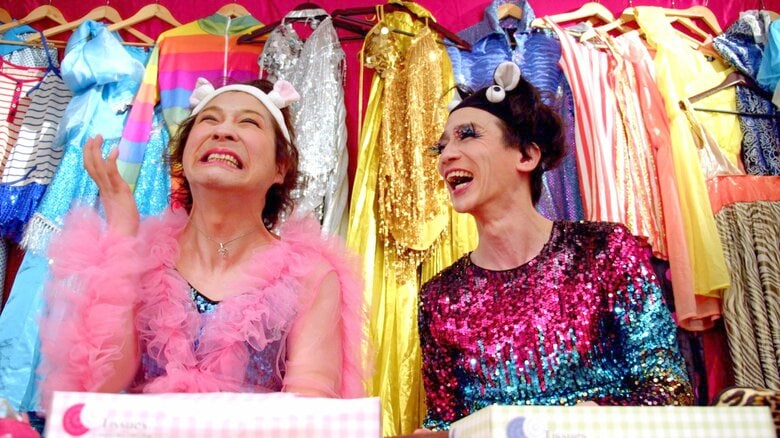 原田さん（左）は学校から追放されそうになった