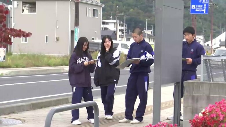 グループに分かれて町内の撮影