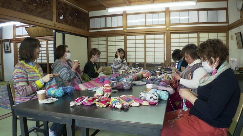 「編み寺」では編み物愛好家たちが思い思いに糸を編む