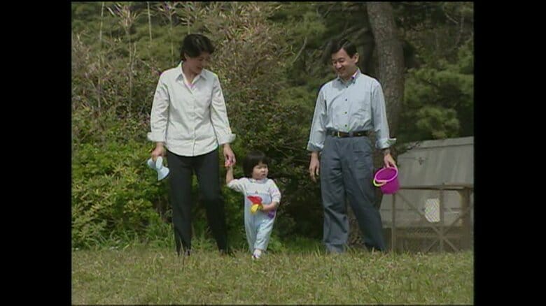 葉山御用邸近くの海岸を散策される皇太子ご一家