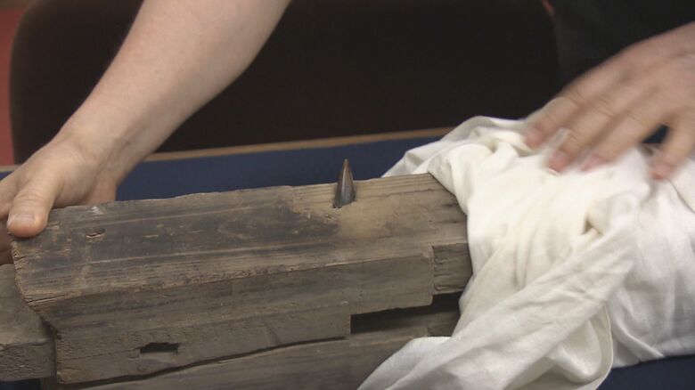 空襲で被害を受けた民家の柱