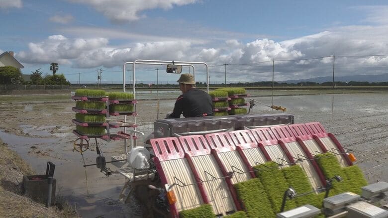 田植え機を運転する中垣内祐一さん