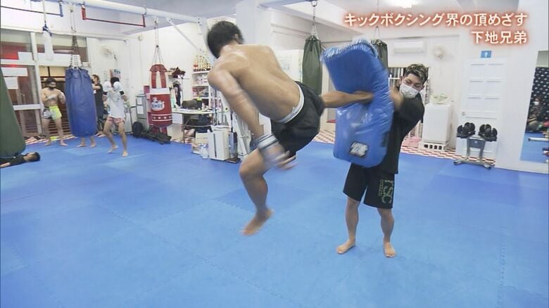 必殺技「バックスピンキック」を決める兄・奏人さん