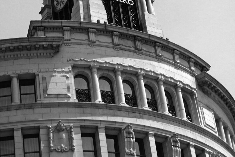 角の上部はわずかながら両脇よりも装飾を増やし、正面性を再現。特に6つ並んだアーチ窓、その上の引き上げた庇の効果は見事（『至高の近代建築』より）