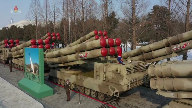 「超大型放射砲贈呈式典」に並べられた「600mm超大型放射砲」。足回りが無限軌道であることが分かる。(KRT朝鮮中央テレビ・1月1日より)