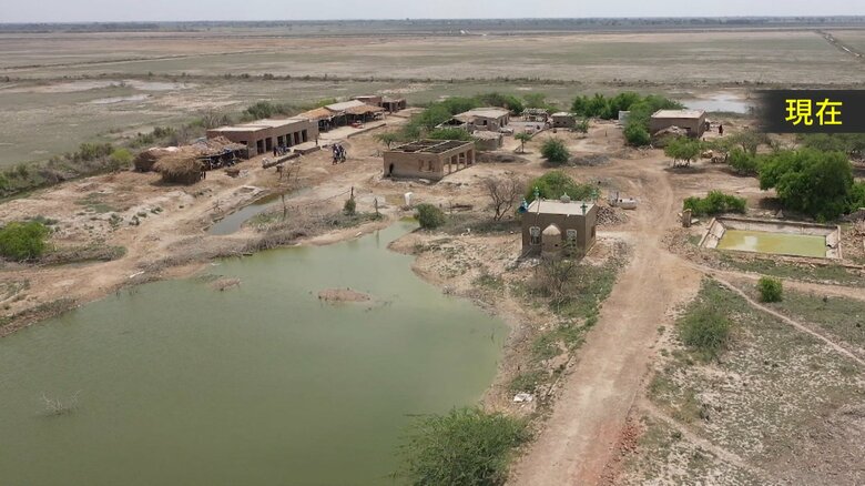 洪水から1年たった今でも残る水