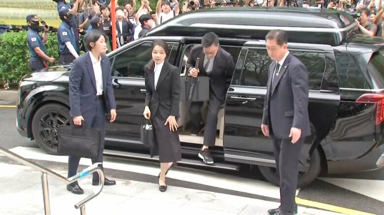 6日午前、特別検察の事務所に出頭した金建希氏