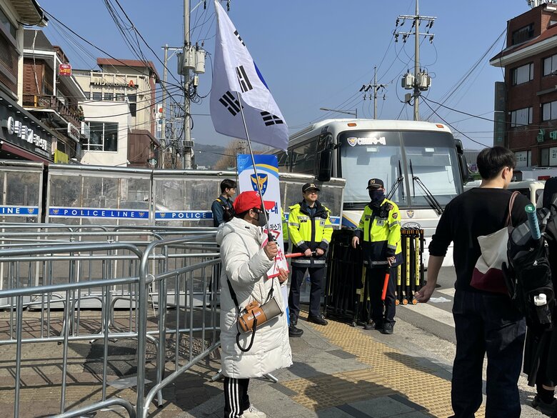 1人でデモをする人