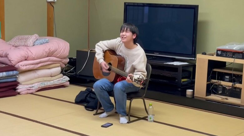 避難所でライブを行う蓮次郎さん