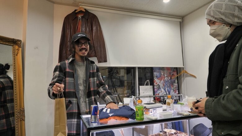 少しずつ客が増え始めた宝さんの店