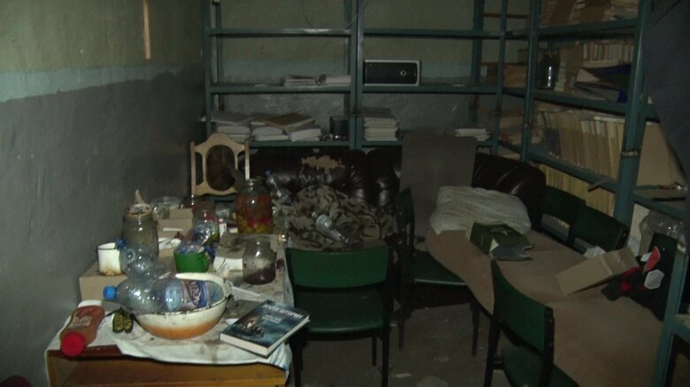 地下シェルターには寝食をしていた痕跡が残る