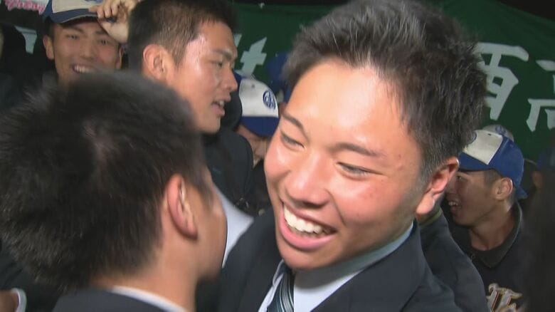 野球部員と喜ぶ　横山聖哉選手
