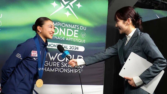 2024年の世界選手権で金メダルの坂本花織にインタビューする本田真凜