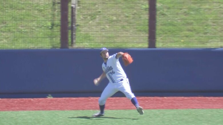 試合開始前に外野で遠投するT・バウアー