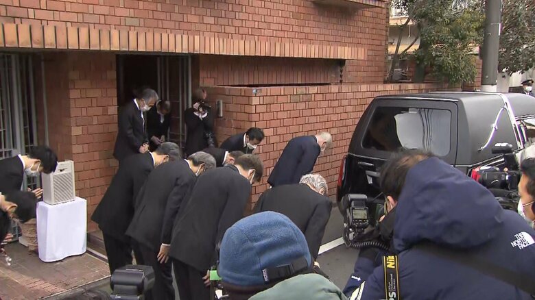 棺は、石原氏の4人の息子らの手で運び出された