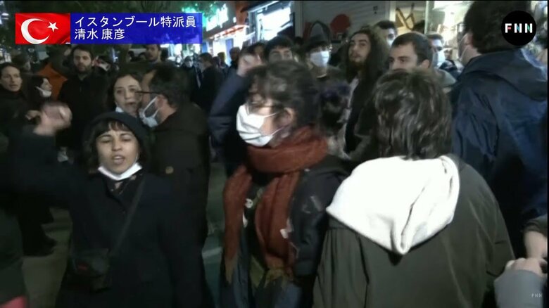 市民の怒りが高まり抗議デモが散発