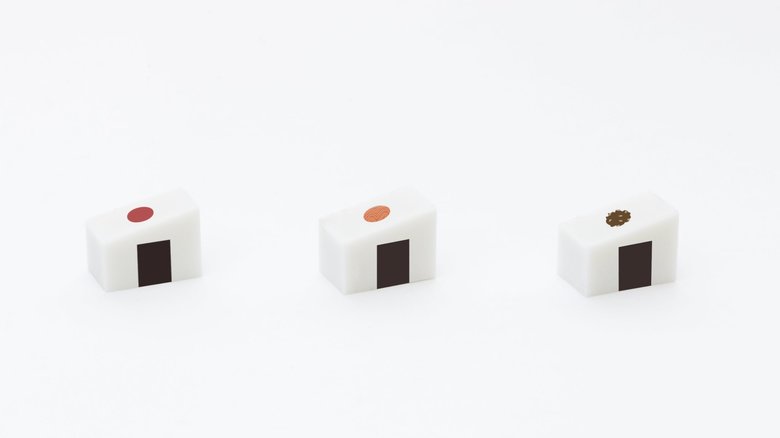 使っていくと“三角むすび”から具材がお目見え?美術学生が考えた「おにぎりの消しゴム」に大反響