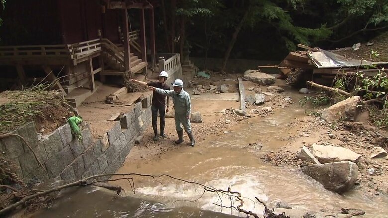 川のようになった境内