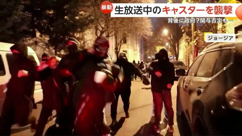 テレビ局の生放送中に、覆面集団が女性キャスターを襲う一部始終⑦