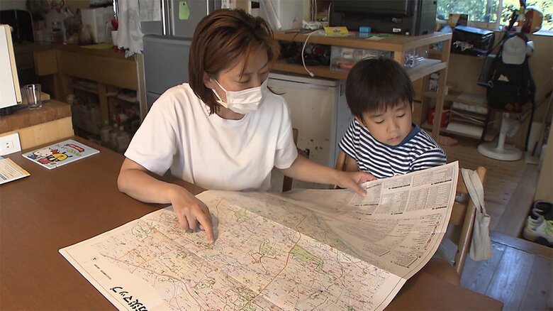 自宅周辺が地図でどうなっているか親子でハザードマップを見ている水渡さん親子
