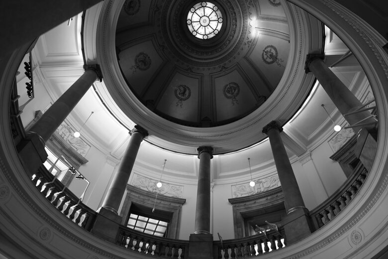 大きなドームの内部は中央玄関ホールの上を見上げると2階の回廊の内側に立つ8本の円柱の上に載っていることがわかる（『至高の近代建築』より）