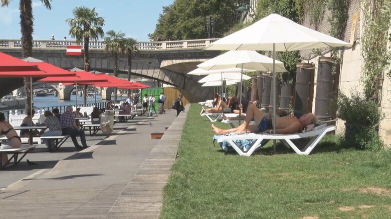 セーヌ川沿いで日光浴する人たち