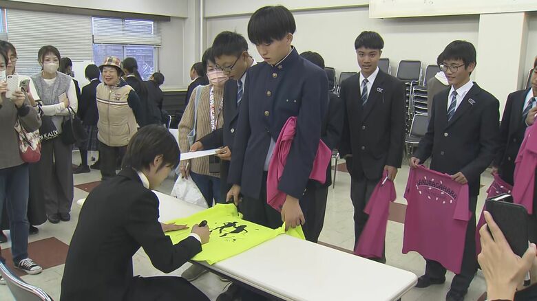 色紙や陸上部のTシャツに快くサインする廣中選手