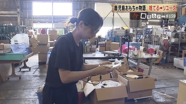 再流通させるための選別作業を行う新屋裕希さん