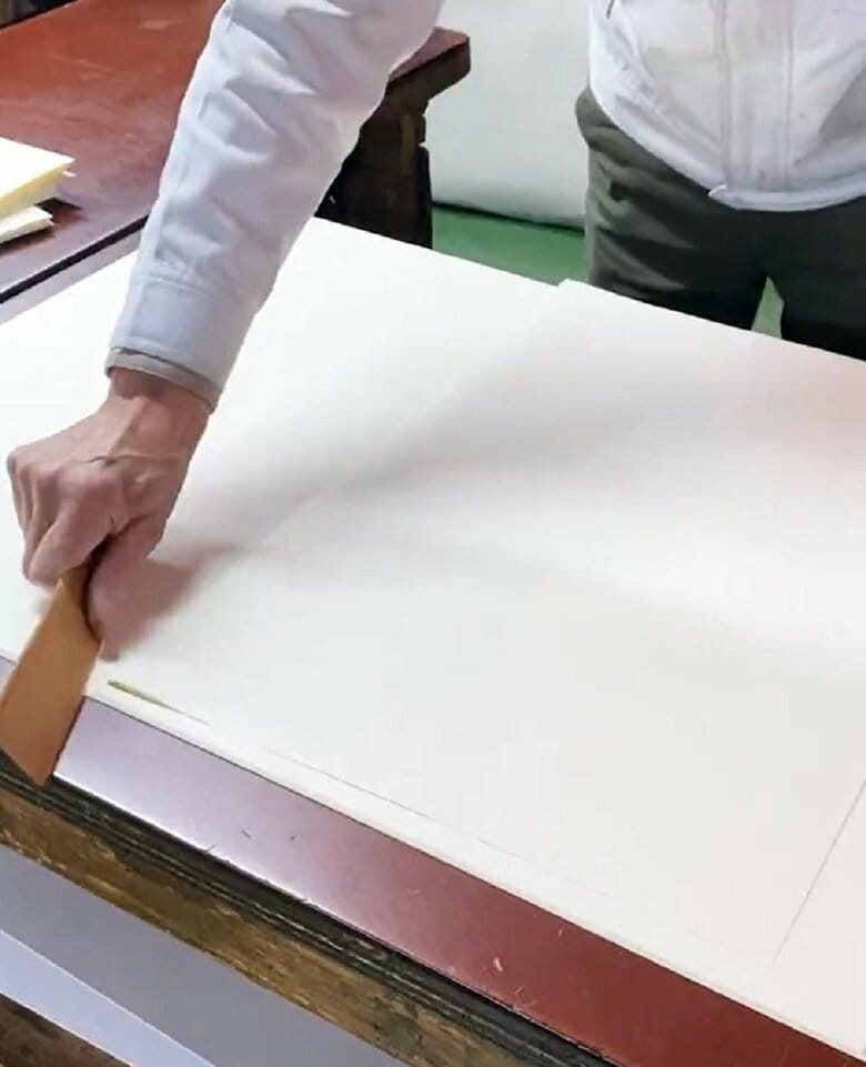 鮮やかな手さばきで折っている