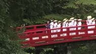 立山信仰の伝統行事 「布橋灌頂会」3年ぶり開催 白装束の女人衆が布橋を渡る