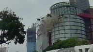 「大きな爆発音聞こえ建物が揺れた」台中市・新光三越12階でガス爆発　衝撃で外壁が飛び散り地上に落下…フロアが“消滅”　4人死亡26人重軽傷　台湾