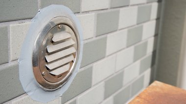 台風対策で換気扇など“空気の通り道”をテープでふさぐのはあり? 注意点をメーカーに聞いた