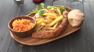 フランス人シェフが自慢のソーセージで村おこし 練り込むハーブやトマトも栽培…故郷に似た長野の村にレストラン開業
