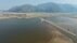 湖の底から40年ぶり「死の鉄道」見つかる　ダムの排水などで水位低下…