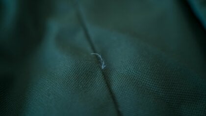 ダウンの“生地”から出てきた羽毛を抜くのはNG！“縫い目”から出た羽根ならOK？プロが教える適切な対処法　