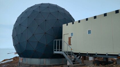 南極の通信守る巨大アンテナ