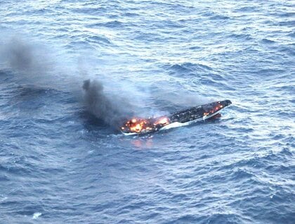 【大海原で燃える漁船】機関室から出火しエンジン停止の危機…北海道襟裳岬沖600キロで”かつお一本釣り漁船”が火災_海保の巡視船や航空機が急行_乗組員17人は僚船により全員救助