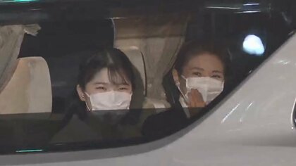 にこやかに手を振られ…両陛下と愛子さま 美術館へ　ひな人形などご覧に