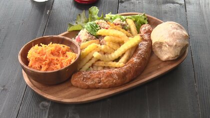 フランス人シェフが自慢のソーセージで村おこし　練り込むハーブやトマトも栽培…故郷に似た長野の村にレストラン開業