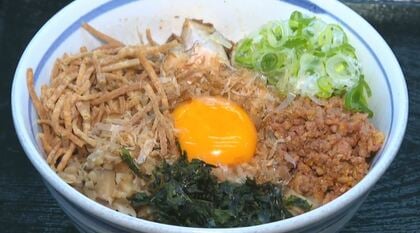 ジャンク」な一杯！極太の麺にチャーシュー「背徳まぜ蕎麦」 人気の
