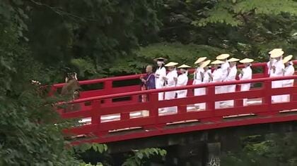 立山信仰の伝統行事 「布橋灌頂会」3年ぶり開催 白装束の女人衆が布橋を渡る