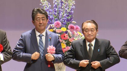 安倍元首相「２０年経ち、風化させないことが大切」　地村保志さんと対談