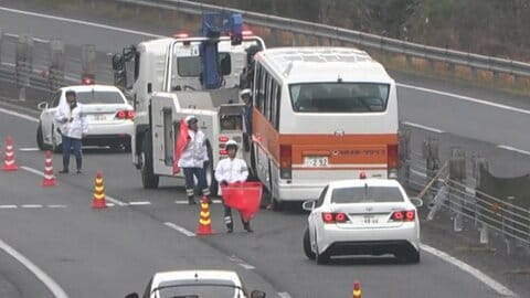 スポーツクラブの大型バスが中央分離帯に衝突…中学生9人搬送　九州自動車道