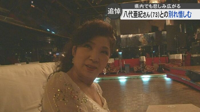 原点のキャバレーでインタビューに答える八代さん