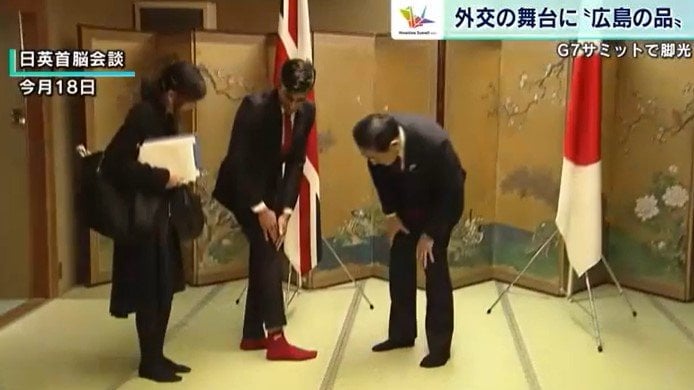 5月18日、イギリスのスナク首相(中央)と岸田首相(右)