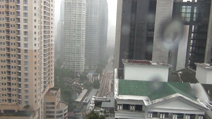 雨が降るクアラルンプール市内。降水量は、東京のおよそ2倍に達するという(1日)