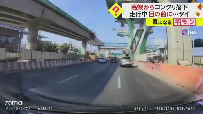 タイ・バンコクで建設中の高速道路の下を走る車