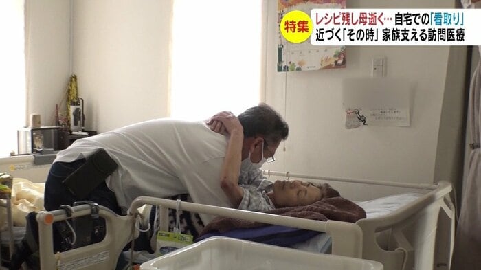 伊鈴さんと、付き添う夫・浩徳さん(三嶋さん宅・2022年9月)